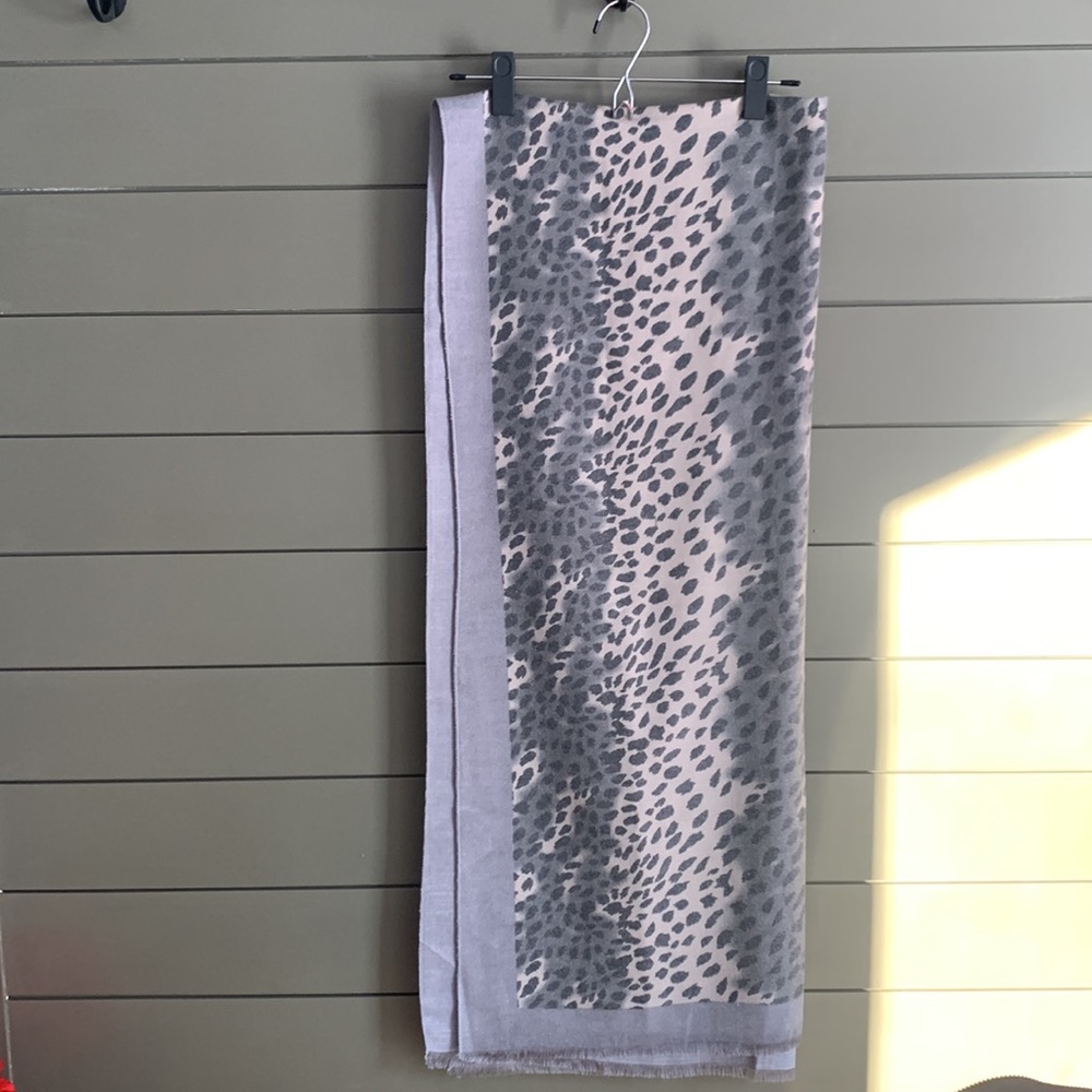 NWOT Gray and Cream Leopard Print Scarf.